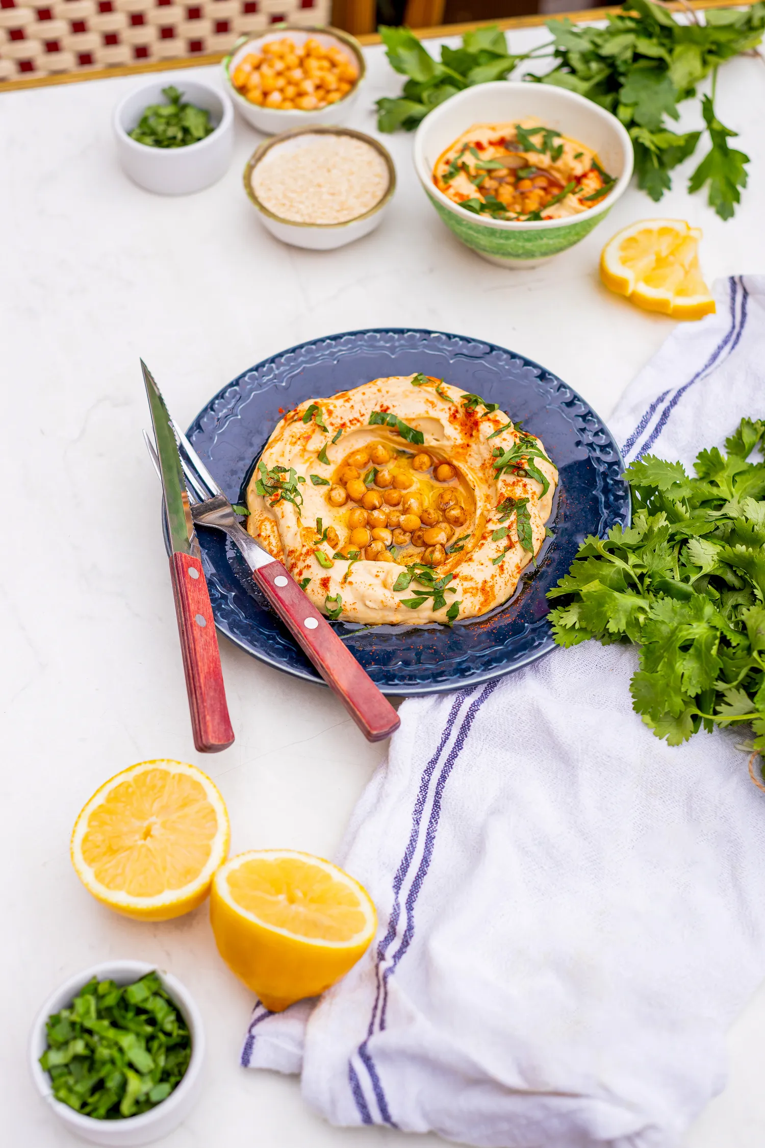 hummus tradycyjny z gotowaną ciecierzycą i oliwą z oliwek 